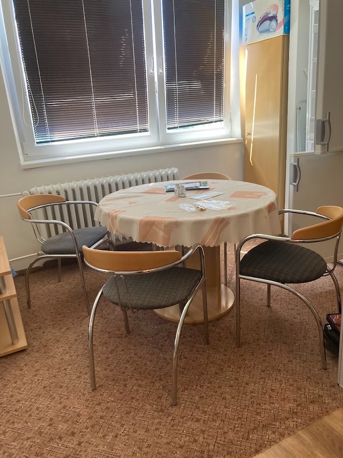 postel, stul a židle za odvoz