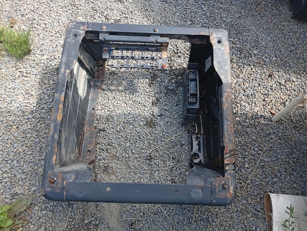Volkswagen Transporter T5 konzola sedadla