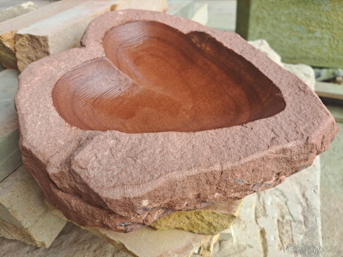 Pítka ve tvaru srdce z červeného pískovce