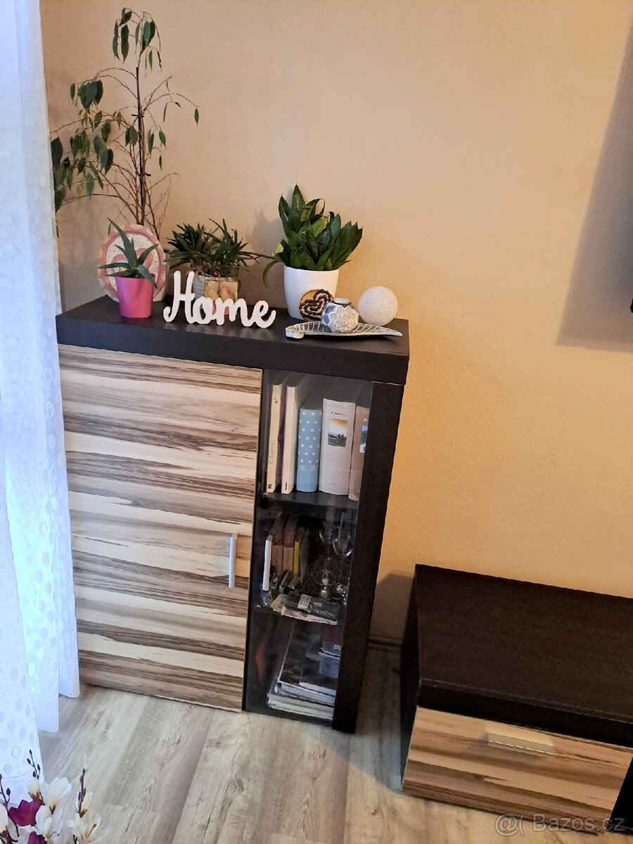 Obývací stěna 2x skříňka, tv stolek - spěchá