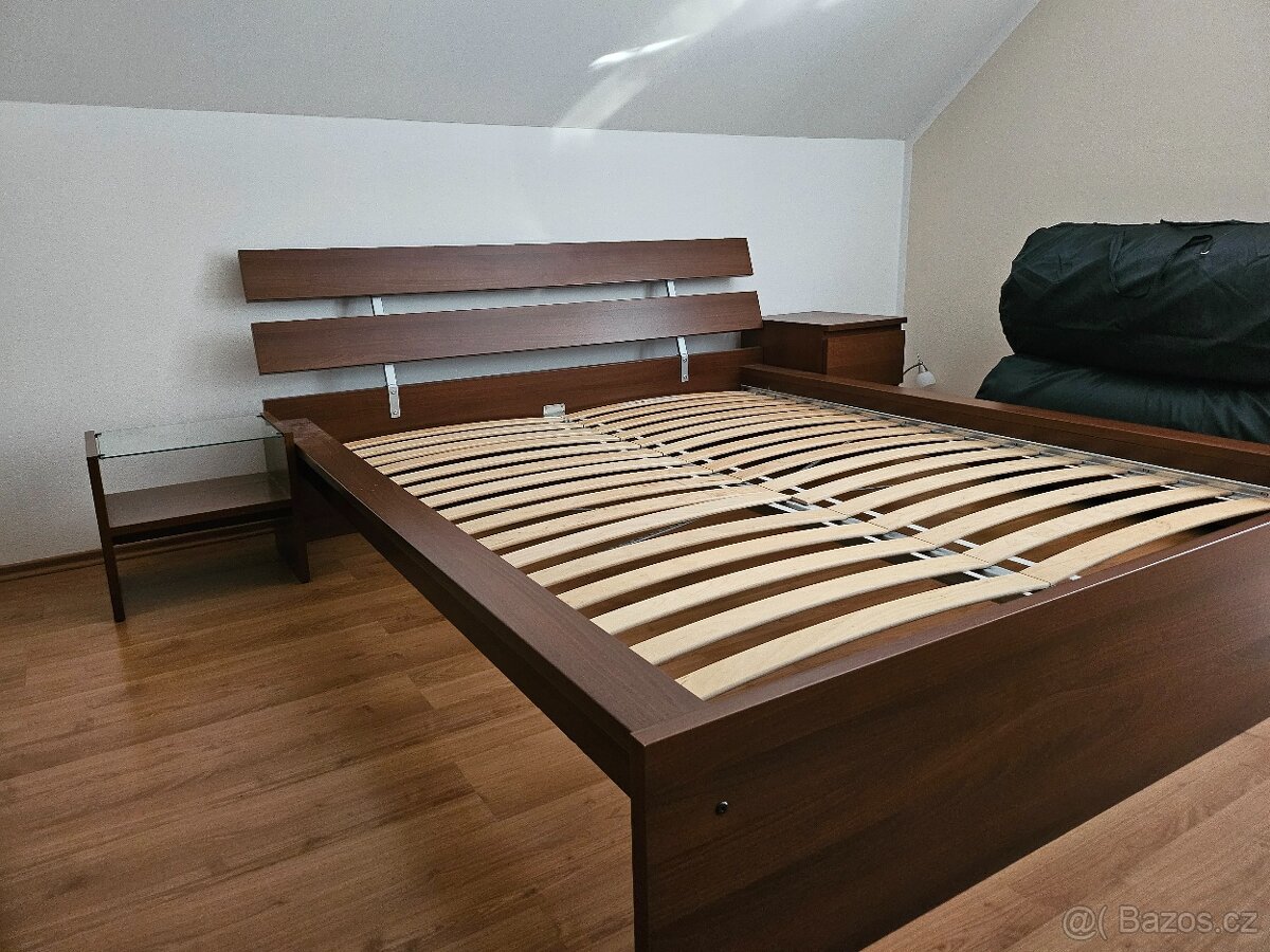 Manželská postel 160x200, noční stolky, komoda