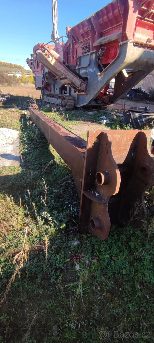 Prodloužení ramena na bagr JCB