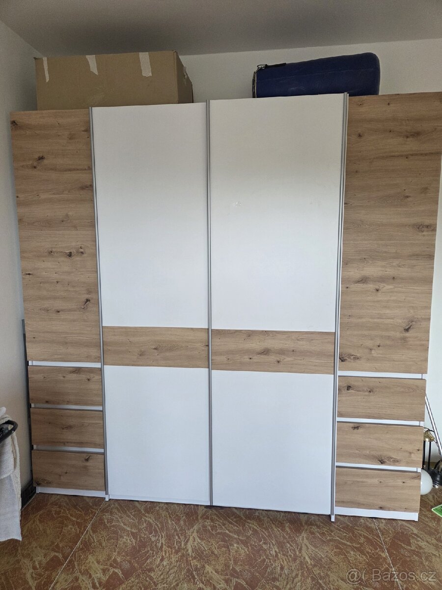 Velká šatní skříň