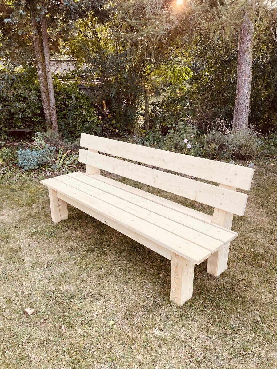 Masivní dřevěná lavice