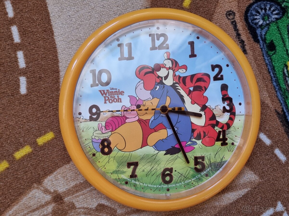 Nástěnné hodiny medvídek Pú s kamarády