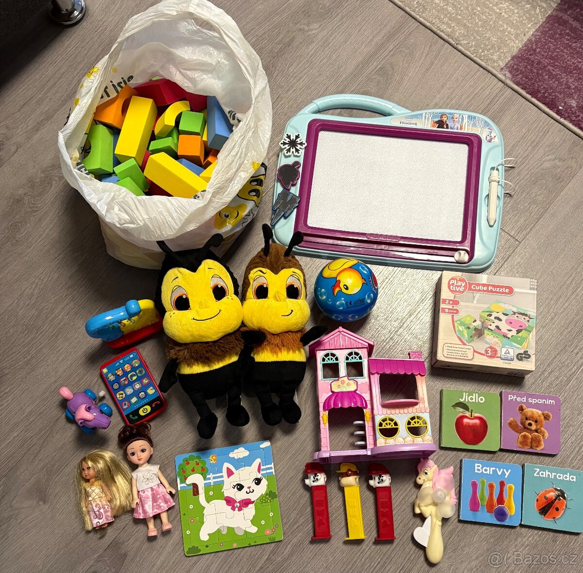VELKÁ sada hraček-kostky,plyšáci,malovací tabulka,mix hraček
