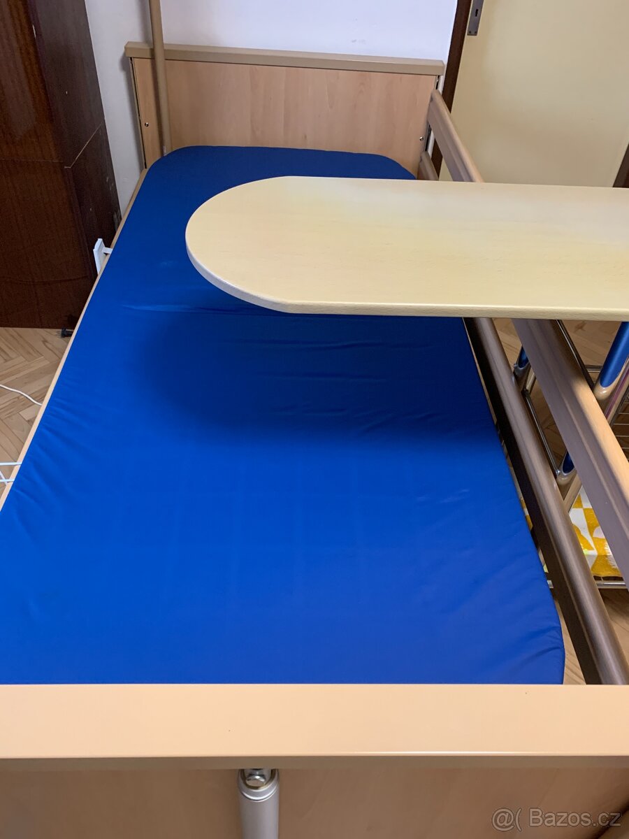 elektrická polohovací postel pro seniory a stolek