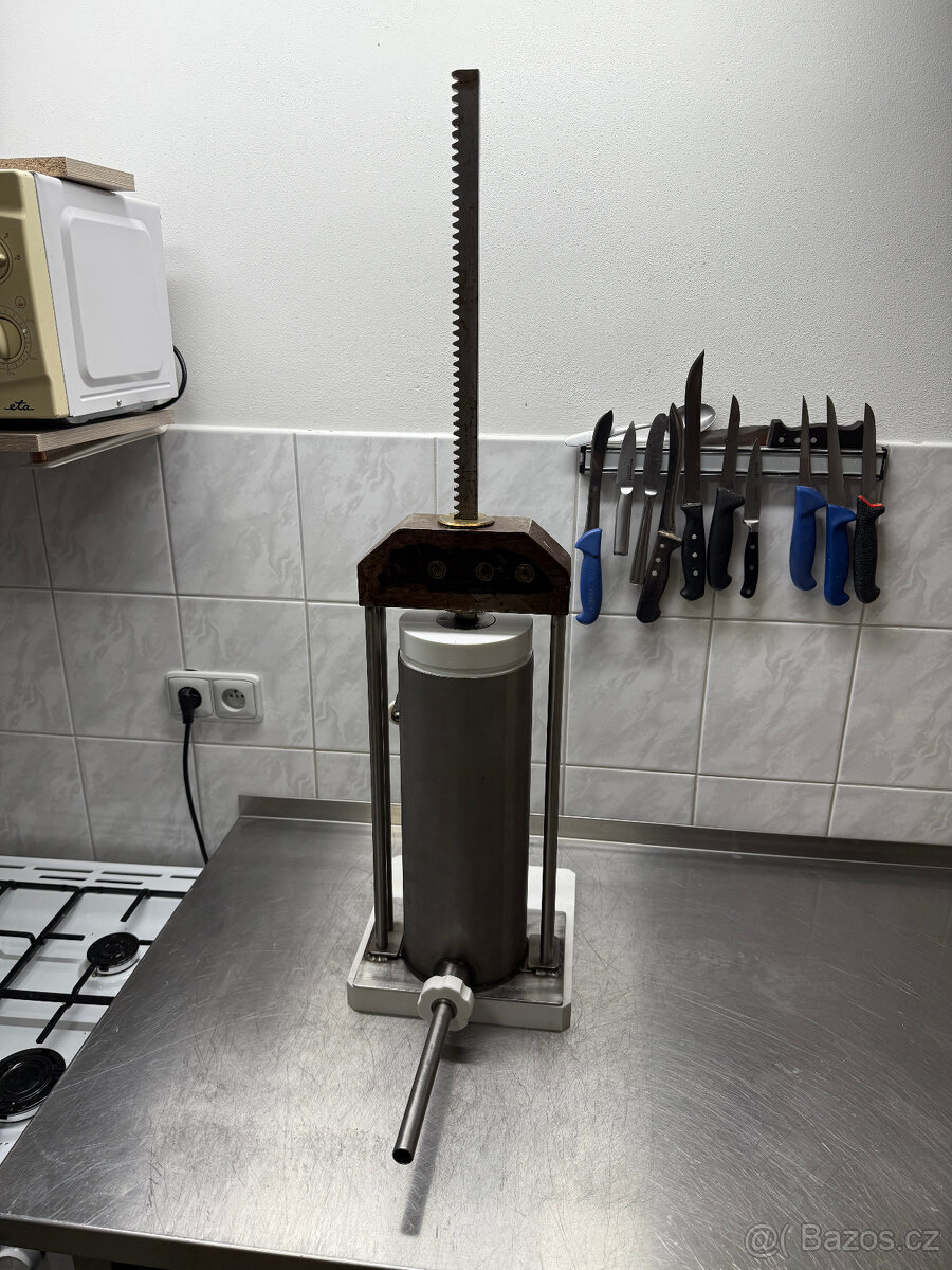 Plnička na klobásy