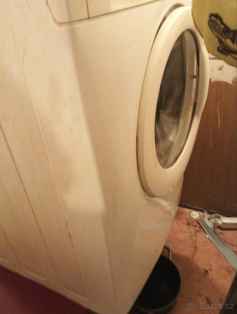 Automatická pračka rozbitá