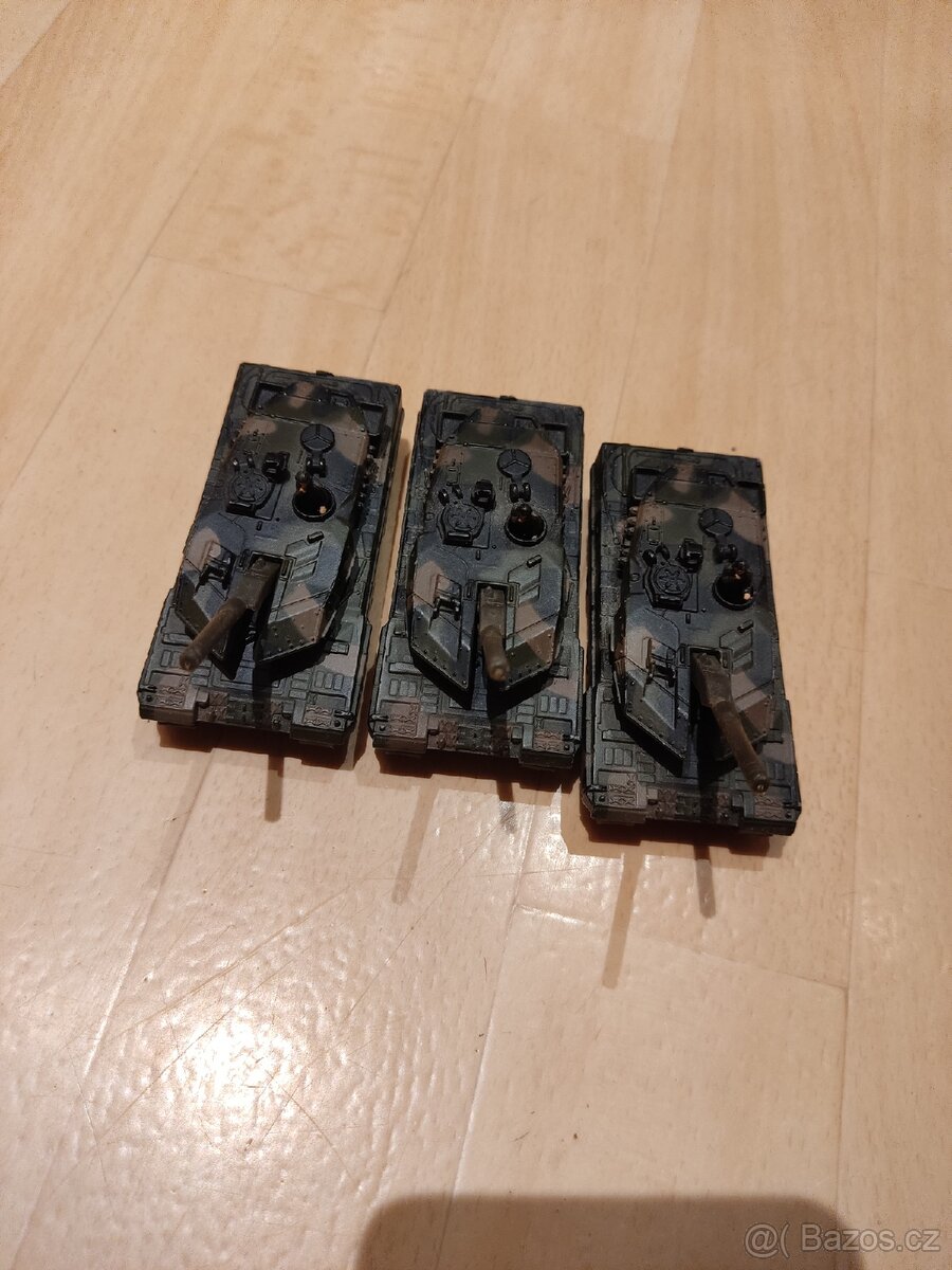 3 malé modely tanků