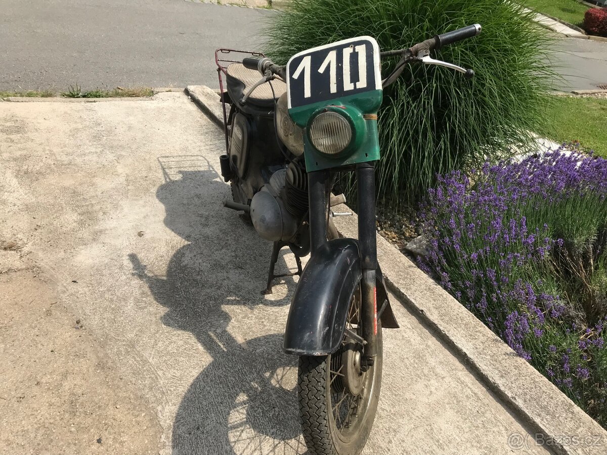 Veterán motorka Čz 175