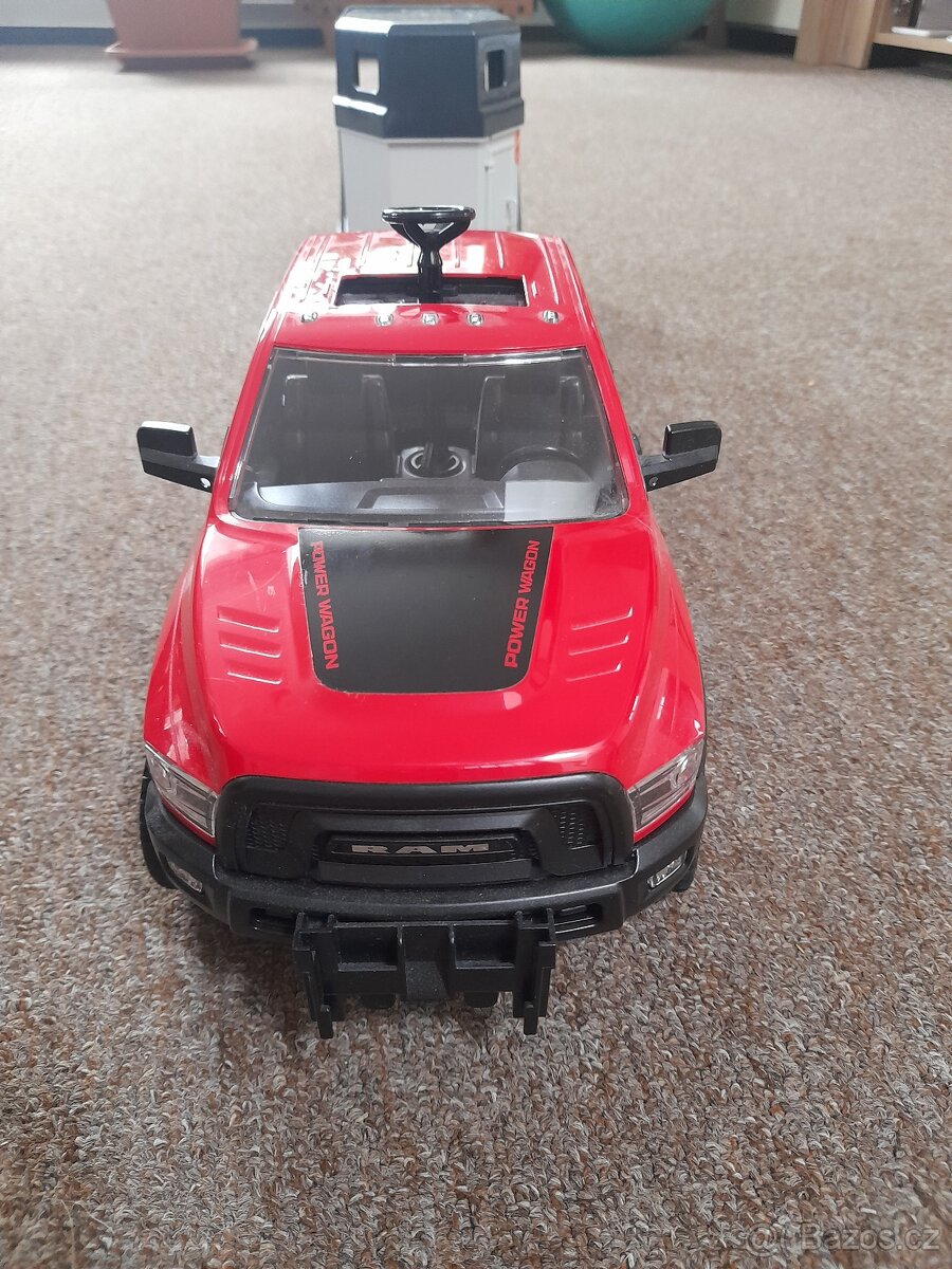 Terénní auto RAM s vozíkem