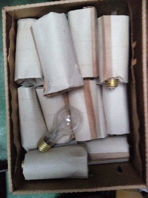 Kabel k míchačce, žárovky,dráty,sloupky,prkna trámky