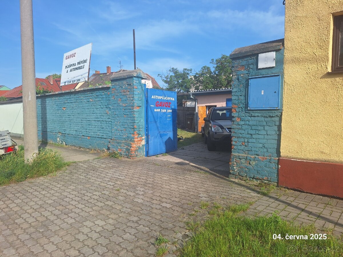 Pronájem pozemku s dvougaráží.