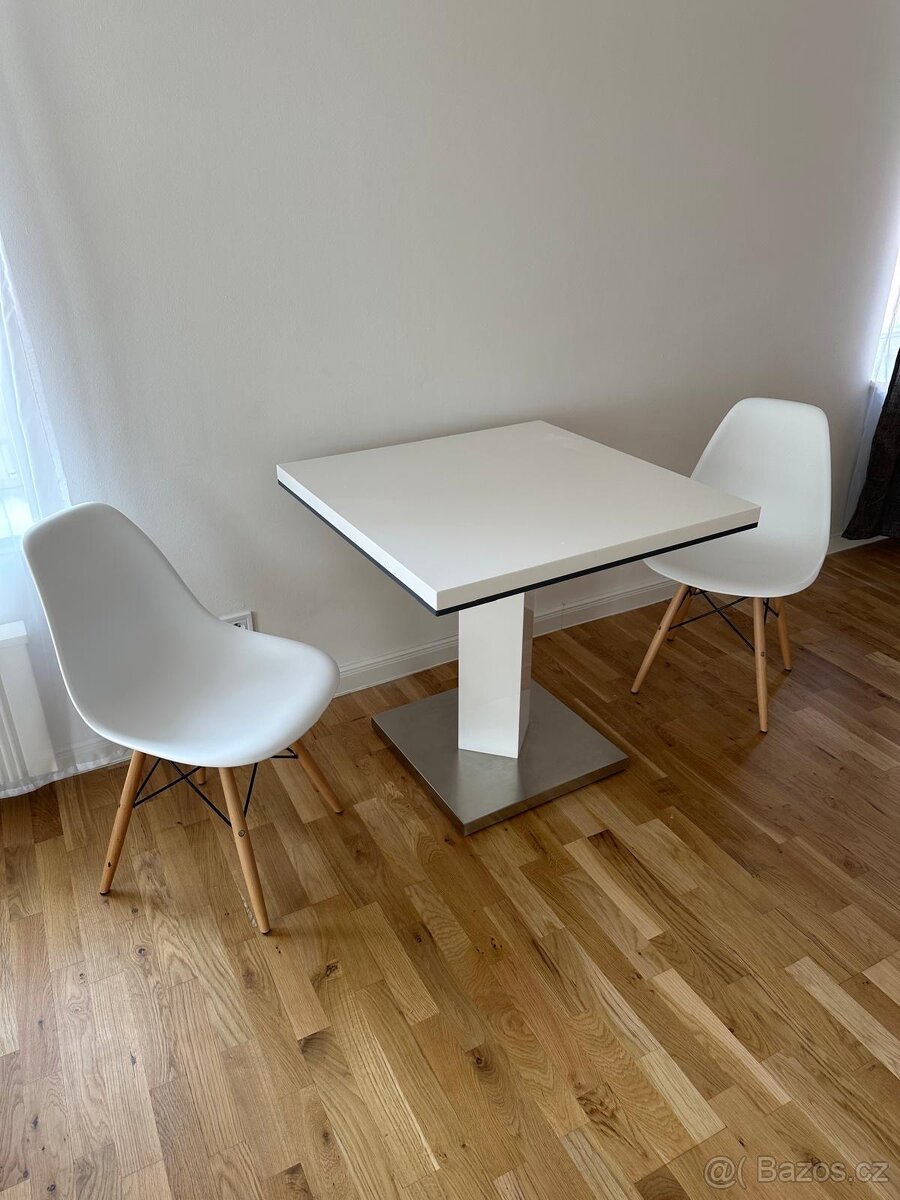 Malý jídelní set – stůl 80×80 cm + 2 židle