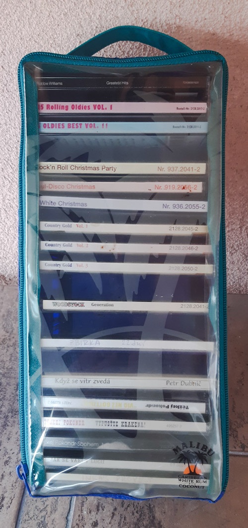 Přenosný box na CD