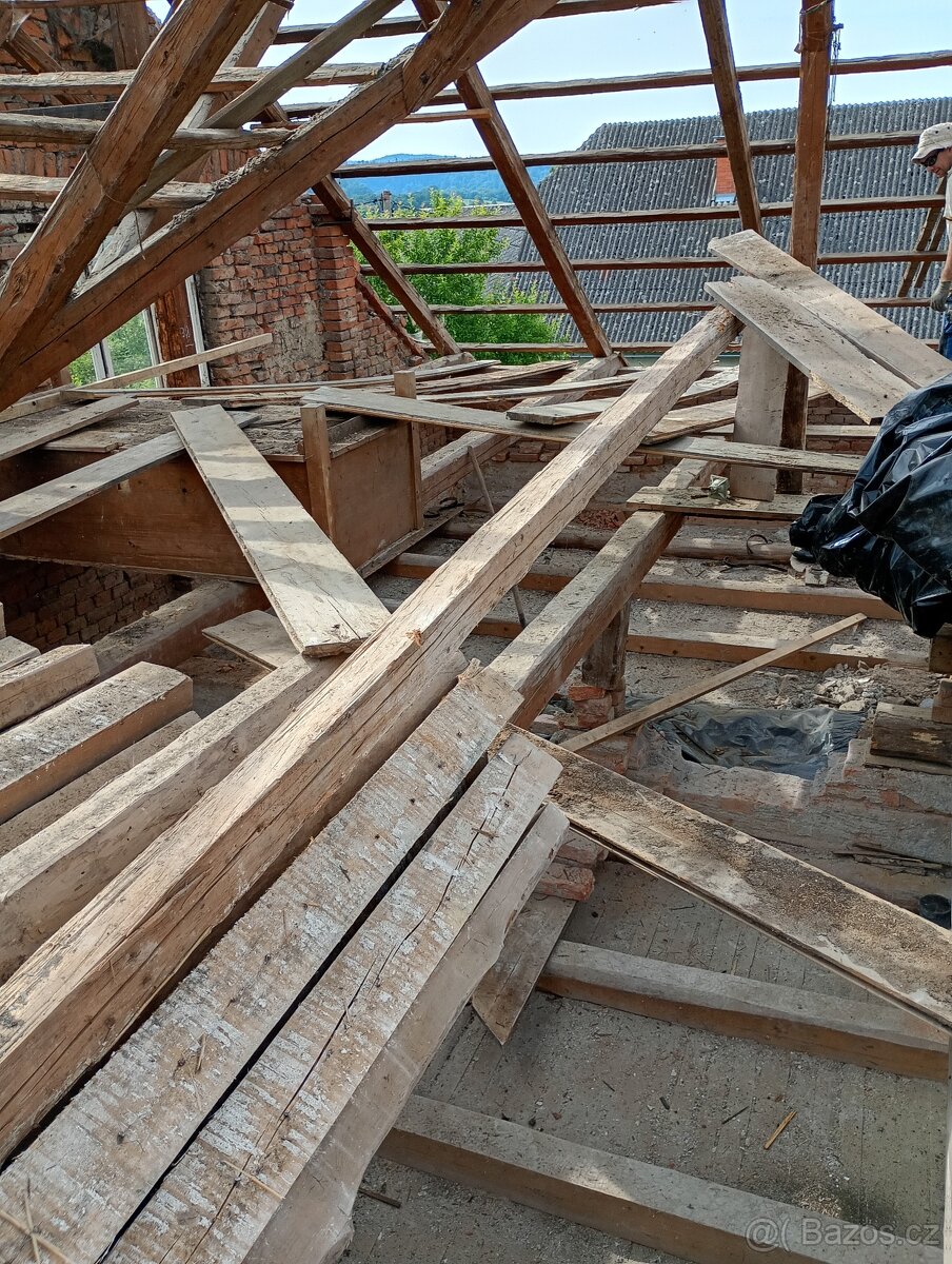Rozebrání starých střech a stodol