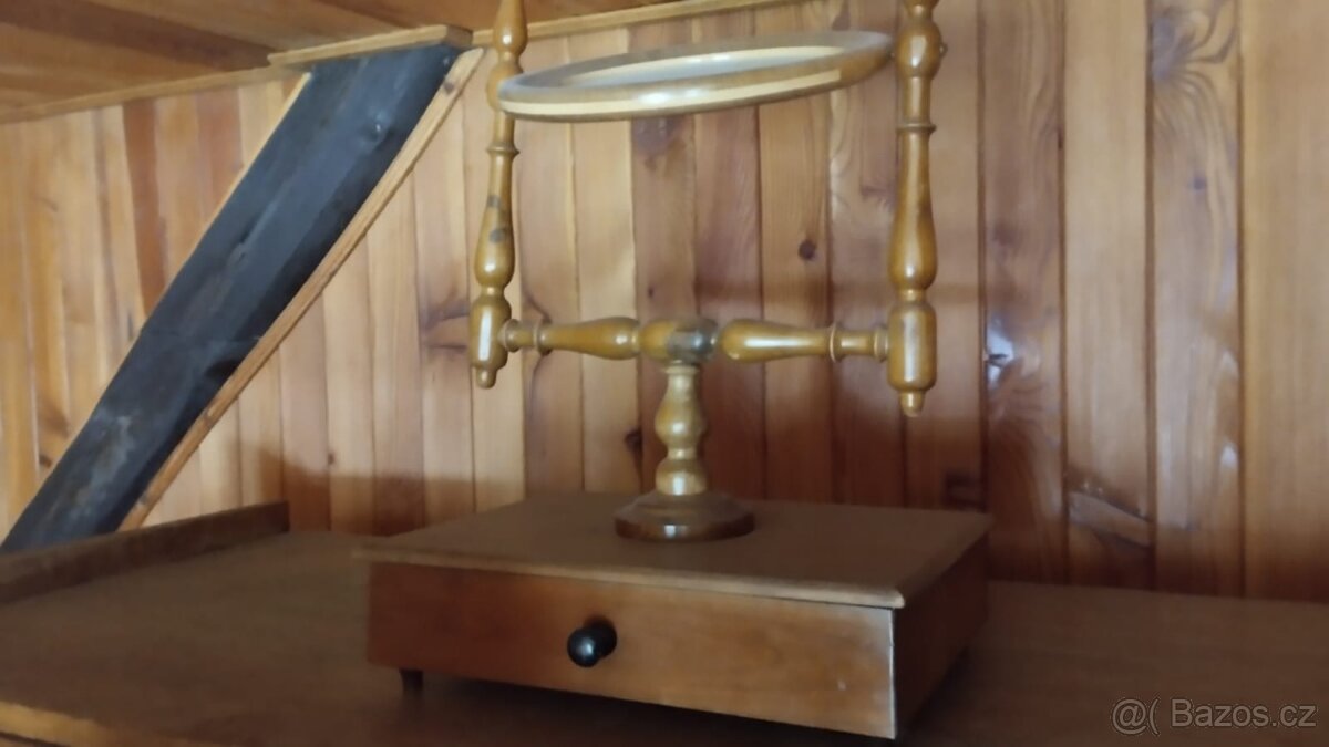 KOSMETICKÁ SKŘÍŇKA SE ŠUPLÍČKEM A ZRCADLO