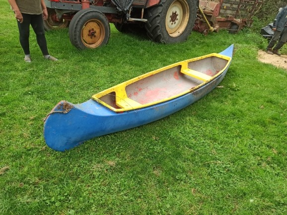 Starý laminátový kajak na opravu
