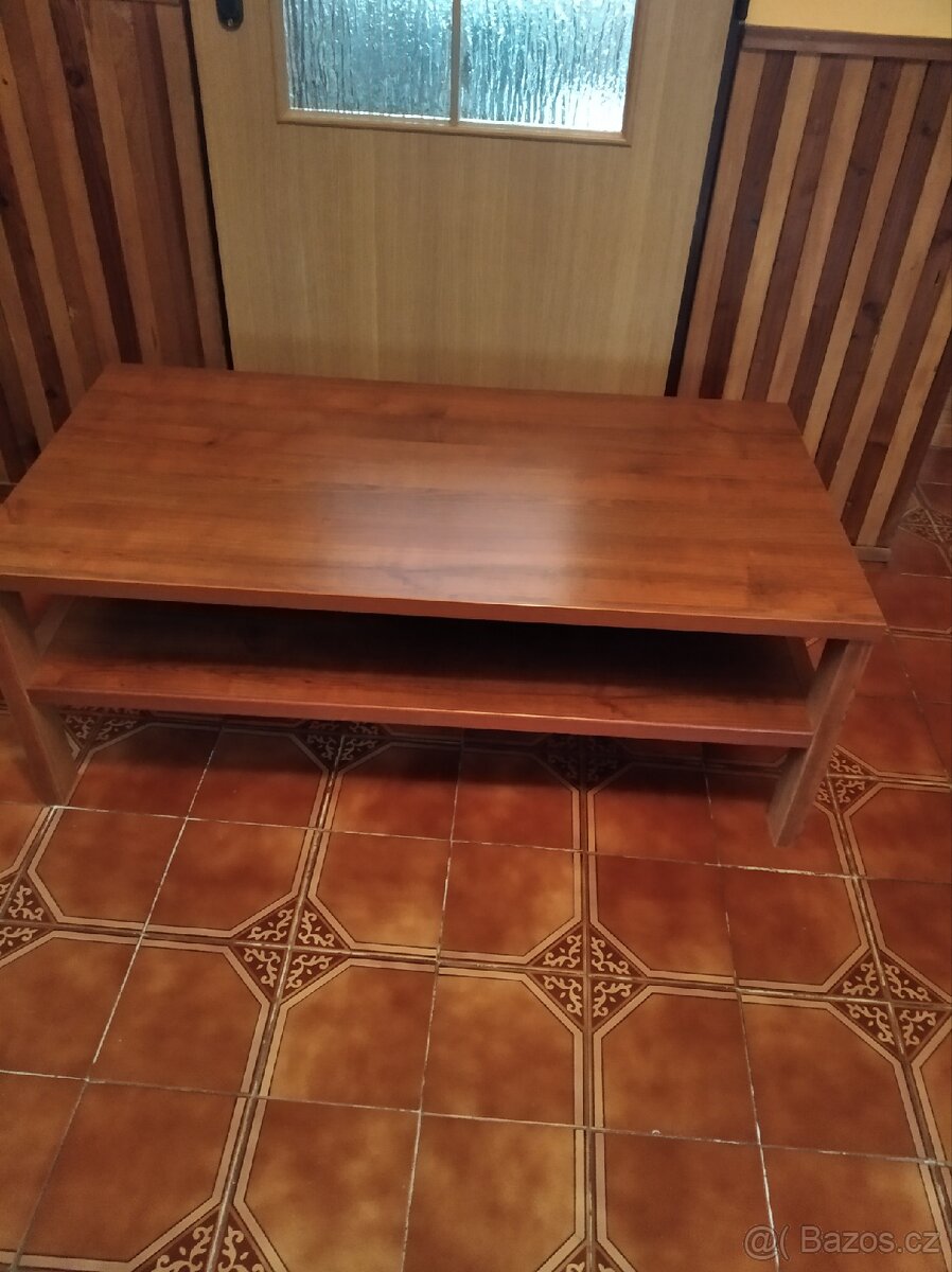 Stolek pod televizi