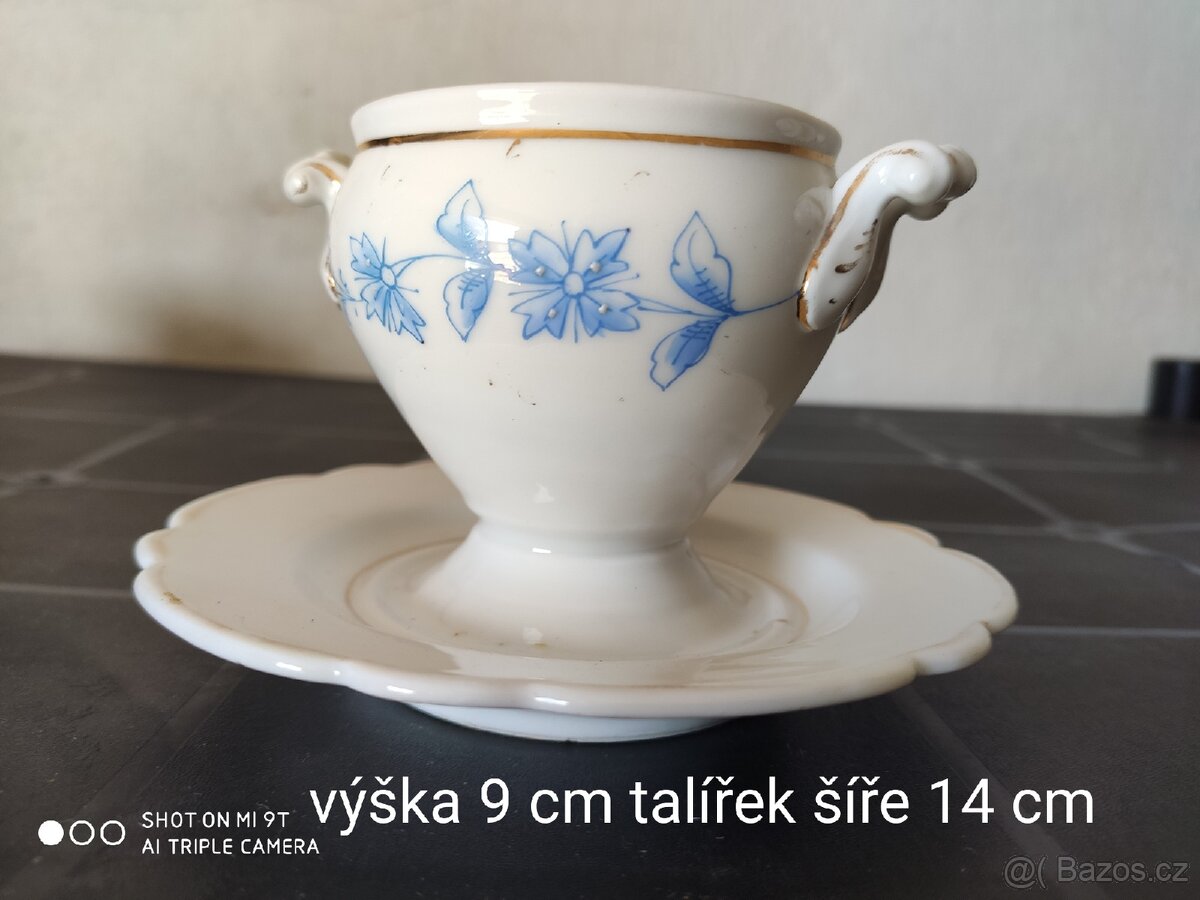 Starožitný omáčkovník spojený šálek s podšálkem