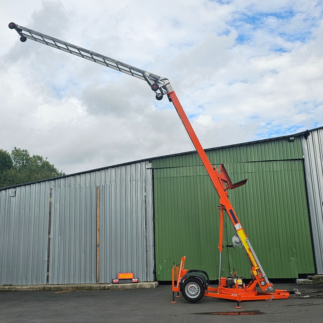Stavební výtah BÖCKER 16m + kloub 6m - motor HONDA - CZ SPZ