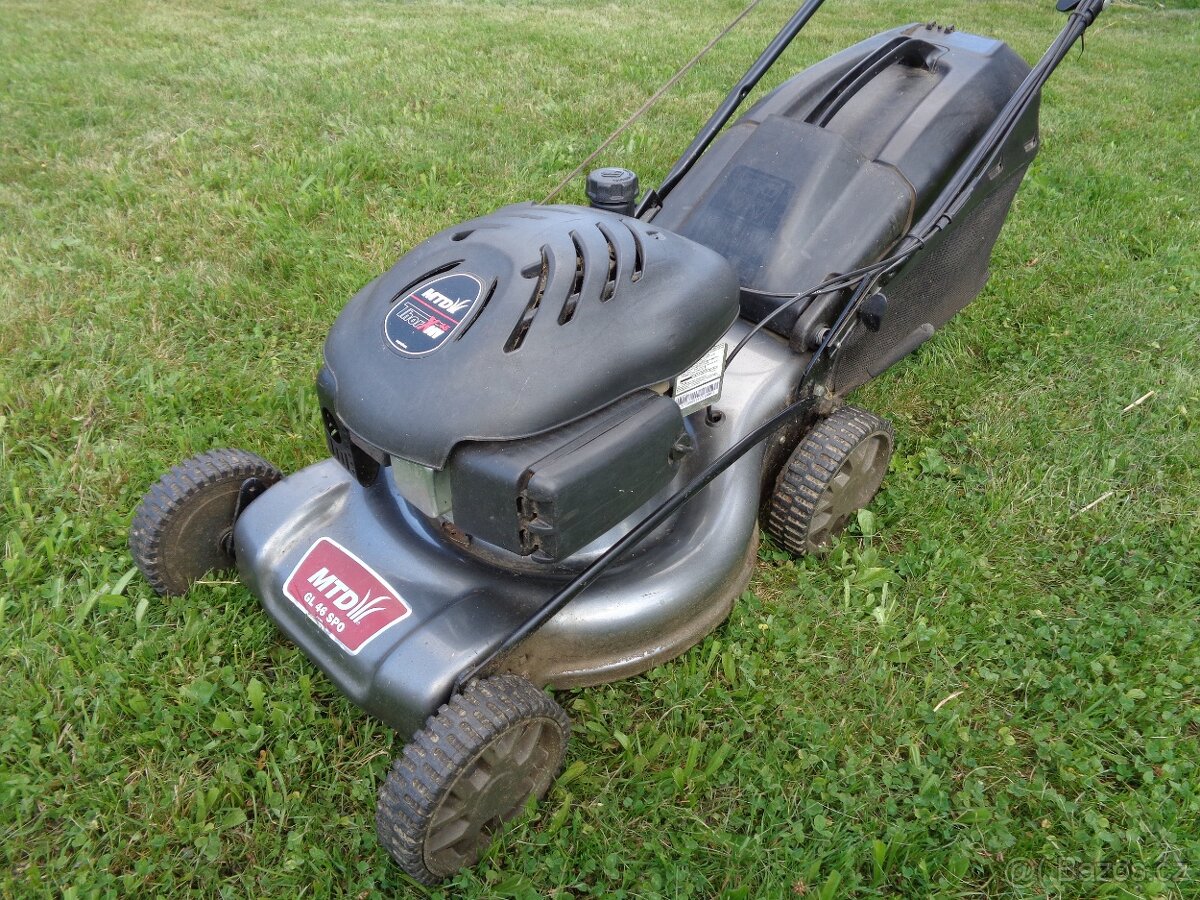 Benzínová sekačka s pojezdem MTD záběr 46 cm