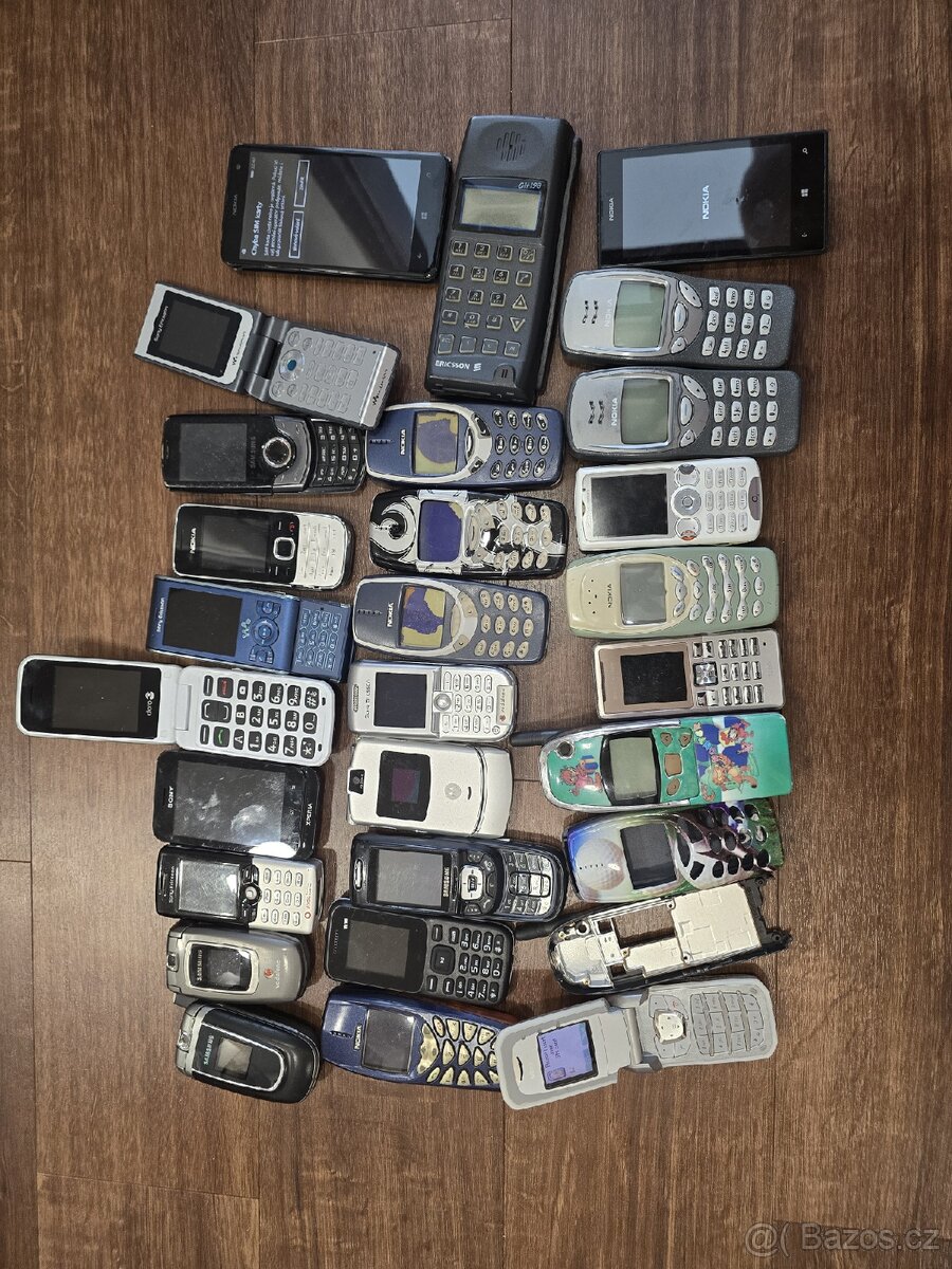 Mix mobilních telefonů 27ks - Ericsson GH198, Siemens CF62..