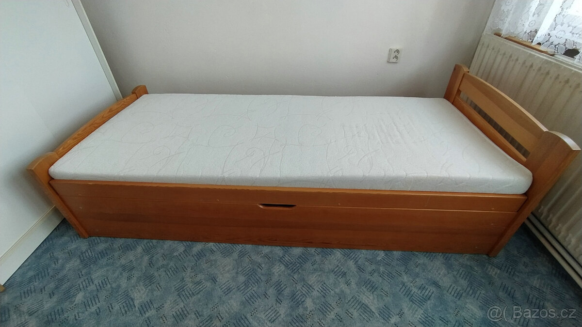 Postel masív s úložným prostorem