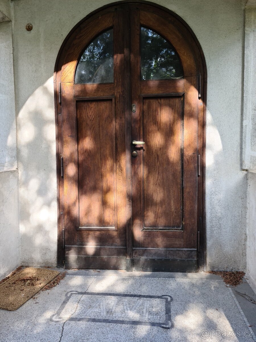Zachovalé vchodové a vnitřni dveře z vily 1934