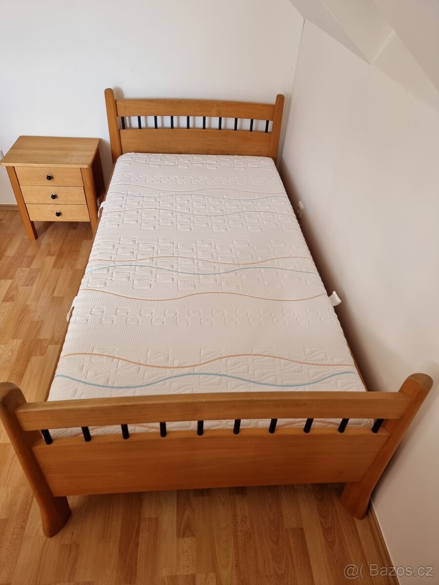 Sestava - dřevěná postel + rošt + matrace + noční stolek