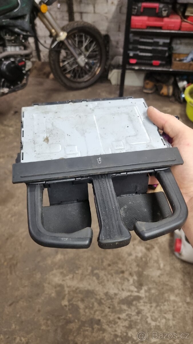 Prodám držák nápojů golf 4 Bora