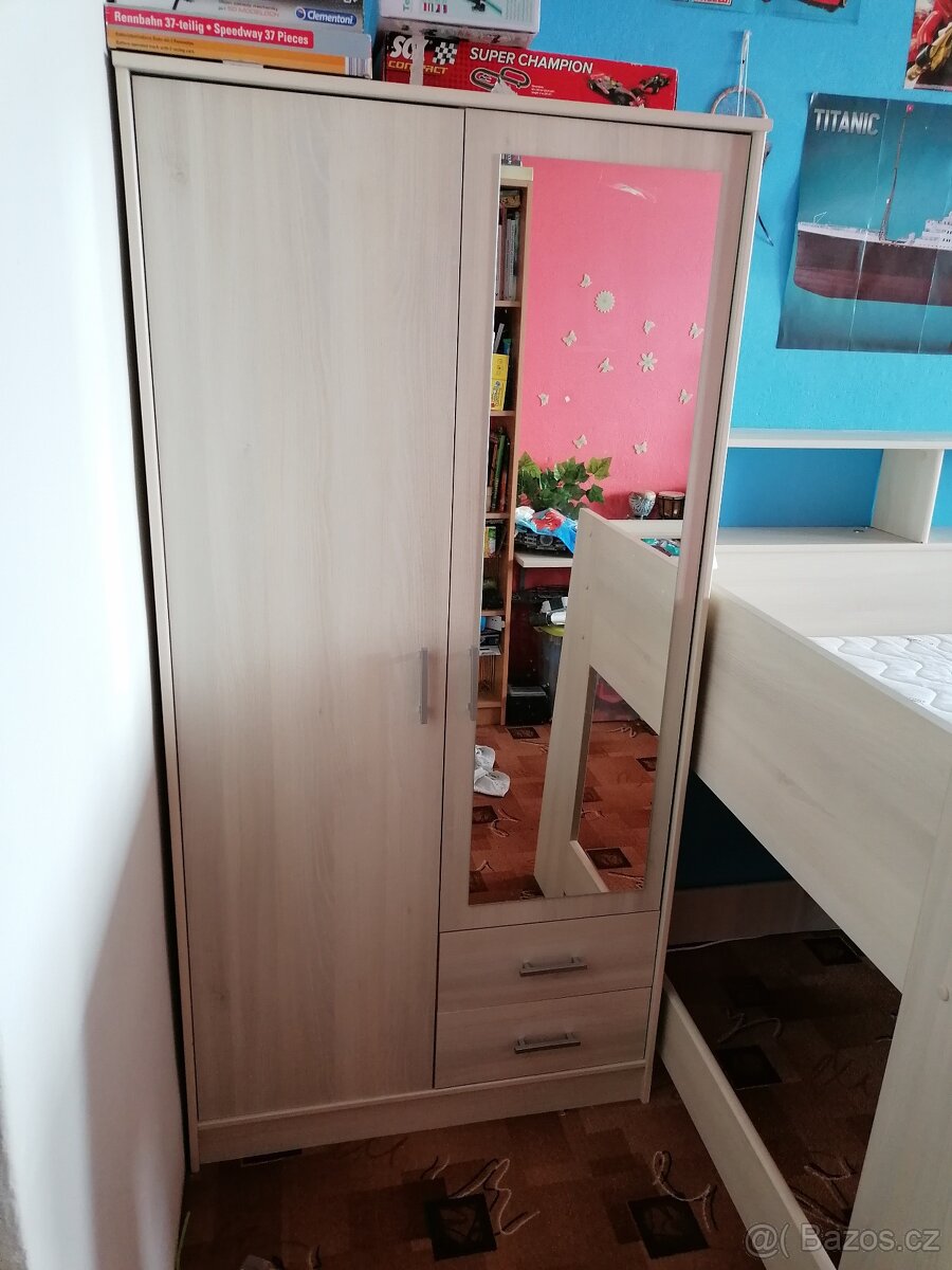 Vyvýšená postel se stolem a skříní