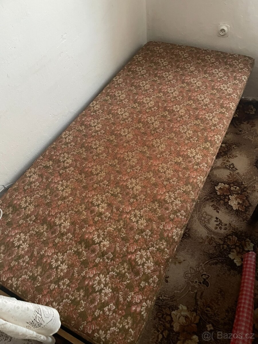 Starý gauč s úložným prostorem 203x87