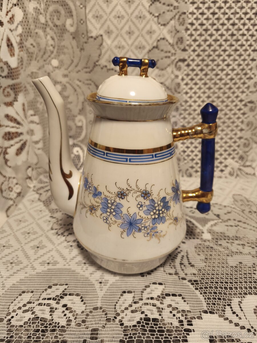 Stará porcelánová konvička.