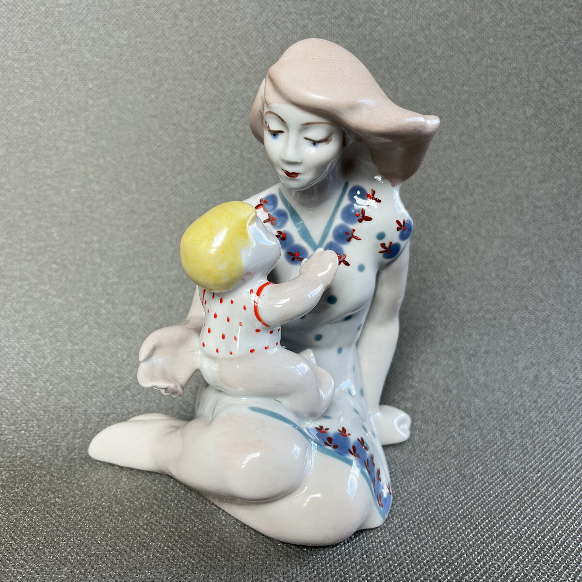 Porcelánová soška Mateřství 17 cm, Polonne USSR