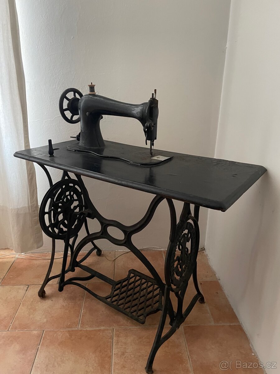 Starožitný šicí stroj Singer