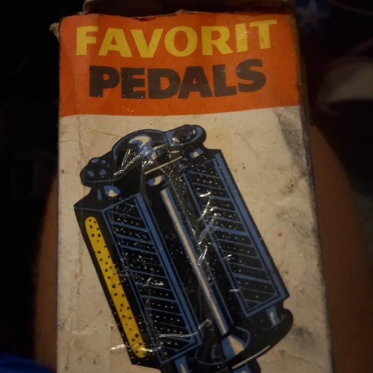 Koupím pedály na staré jízdní kolo favorit
