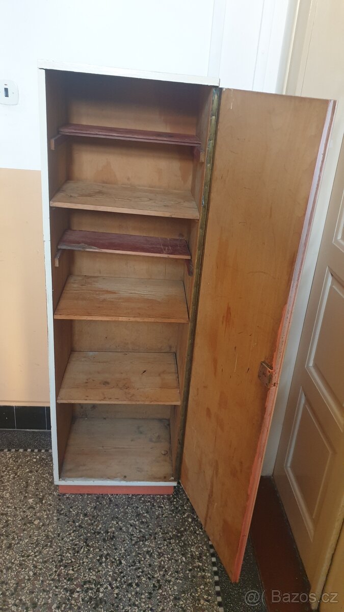 Stará dřevěná komoda