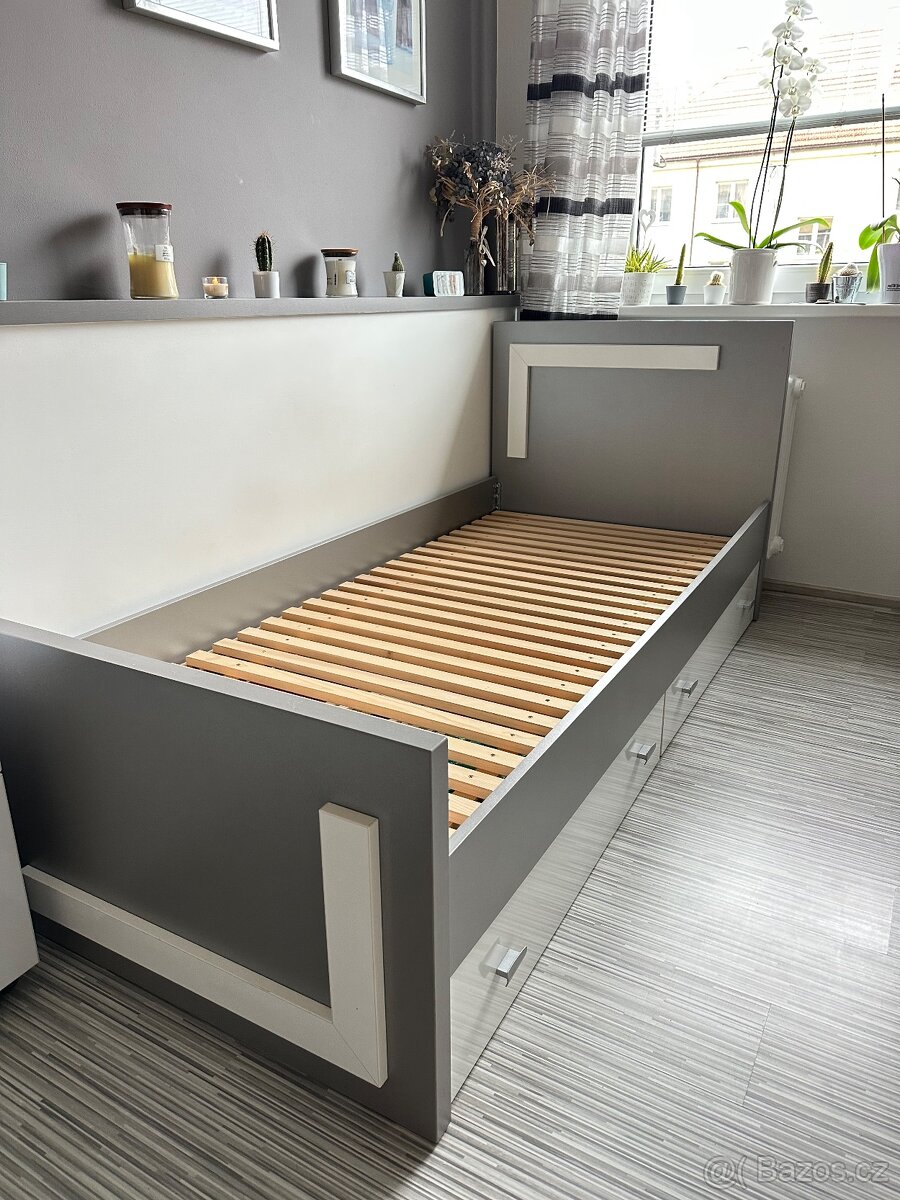 Postel s úložným prostorem