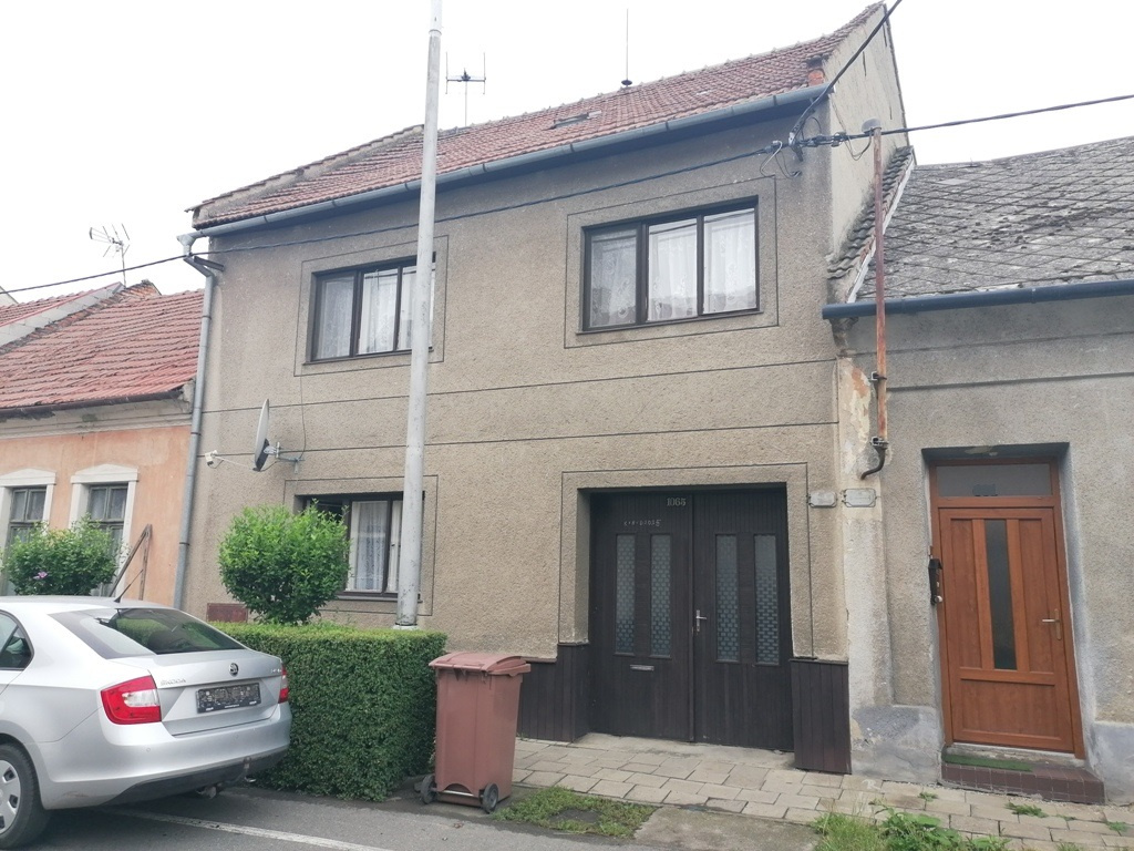 Prostorný rodinný dům 5+1 s garáží a zahradou 315m2, Kojetín