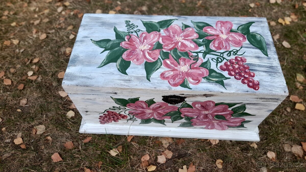 Stará dřevěná truhla s květy