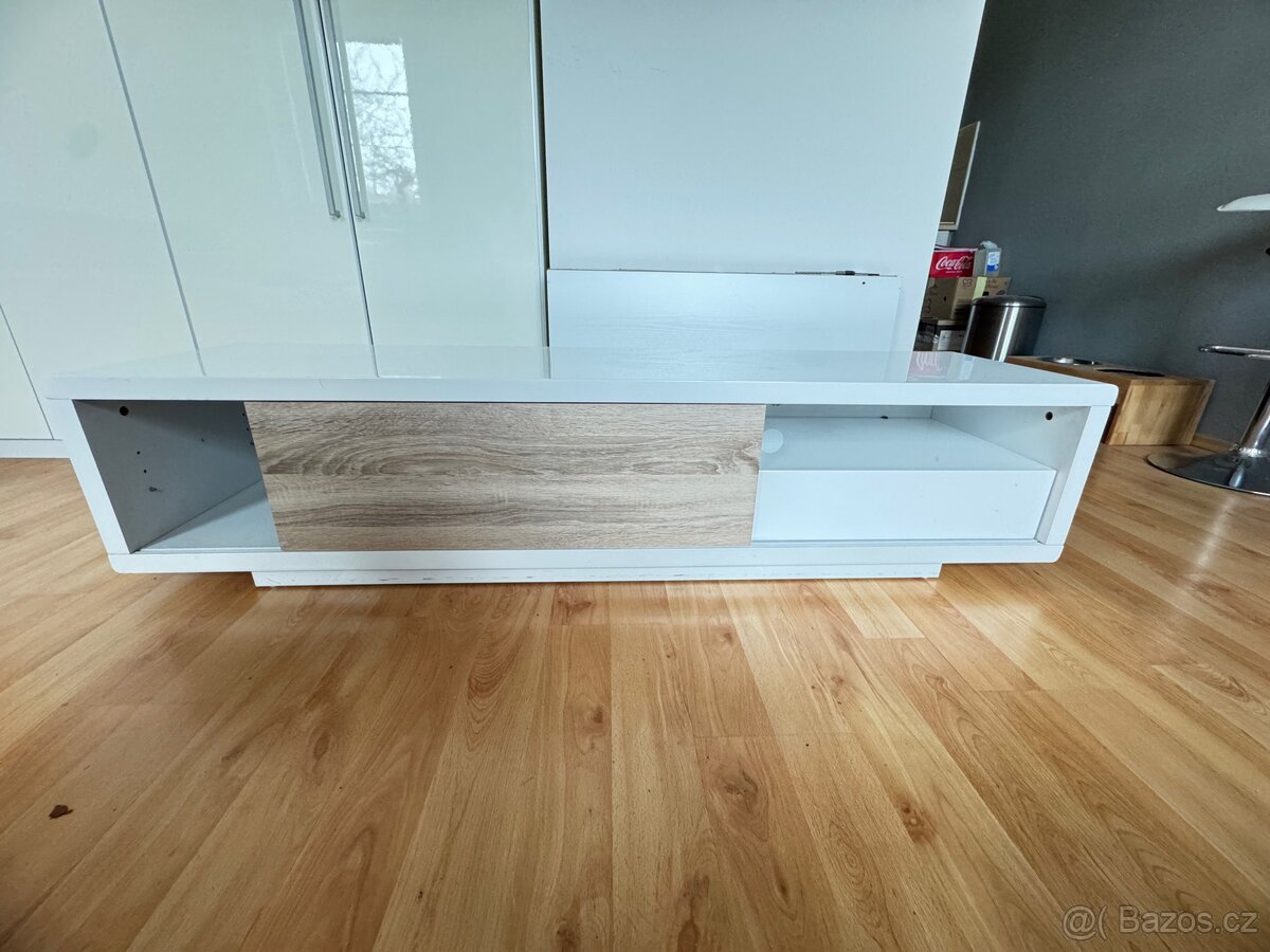 Prodat starší tv stolek
