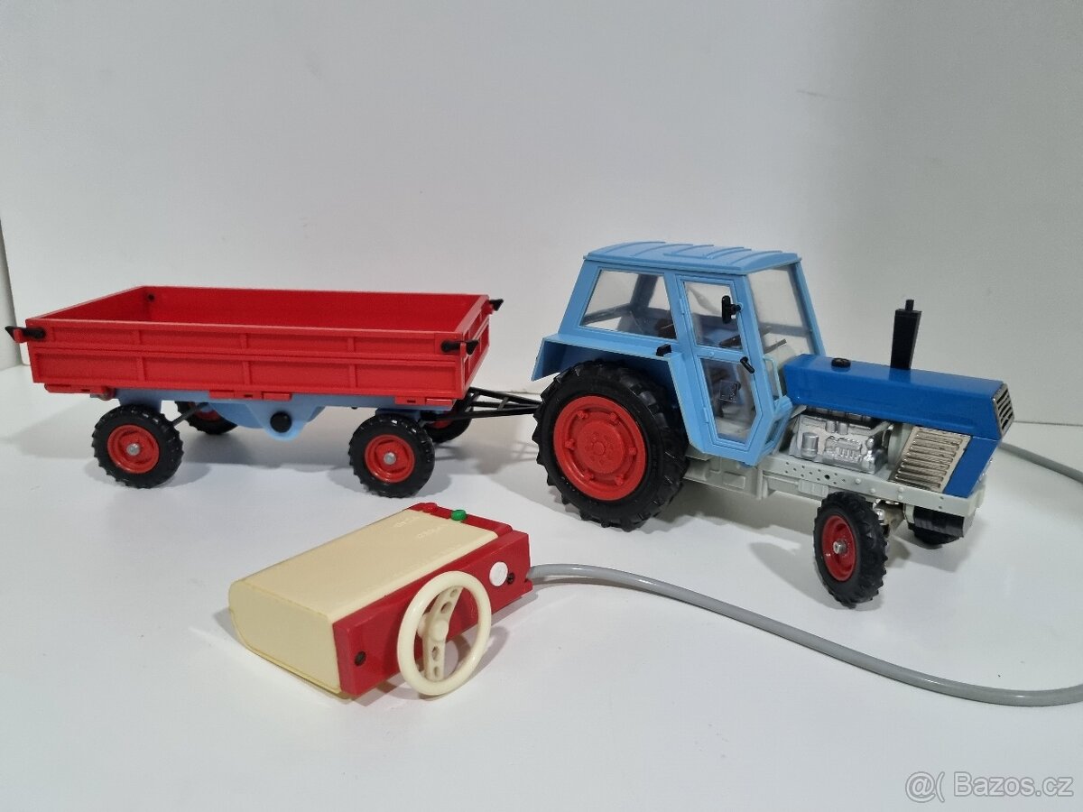 KDN - stará hračka - TRAKTOR ZETOR Crystal 8011