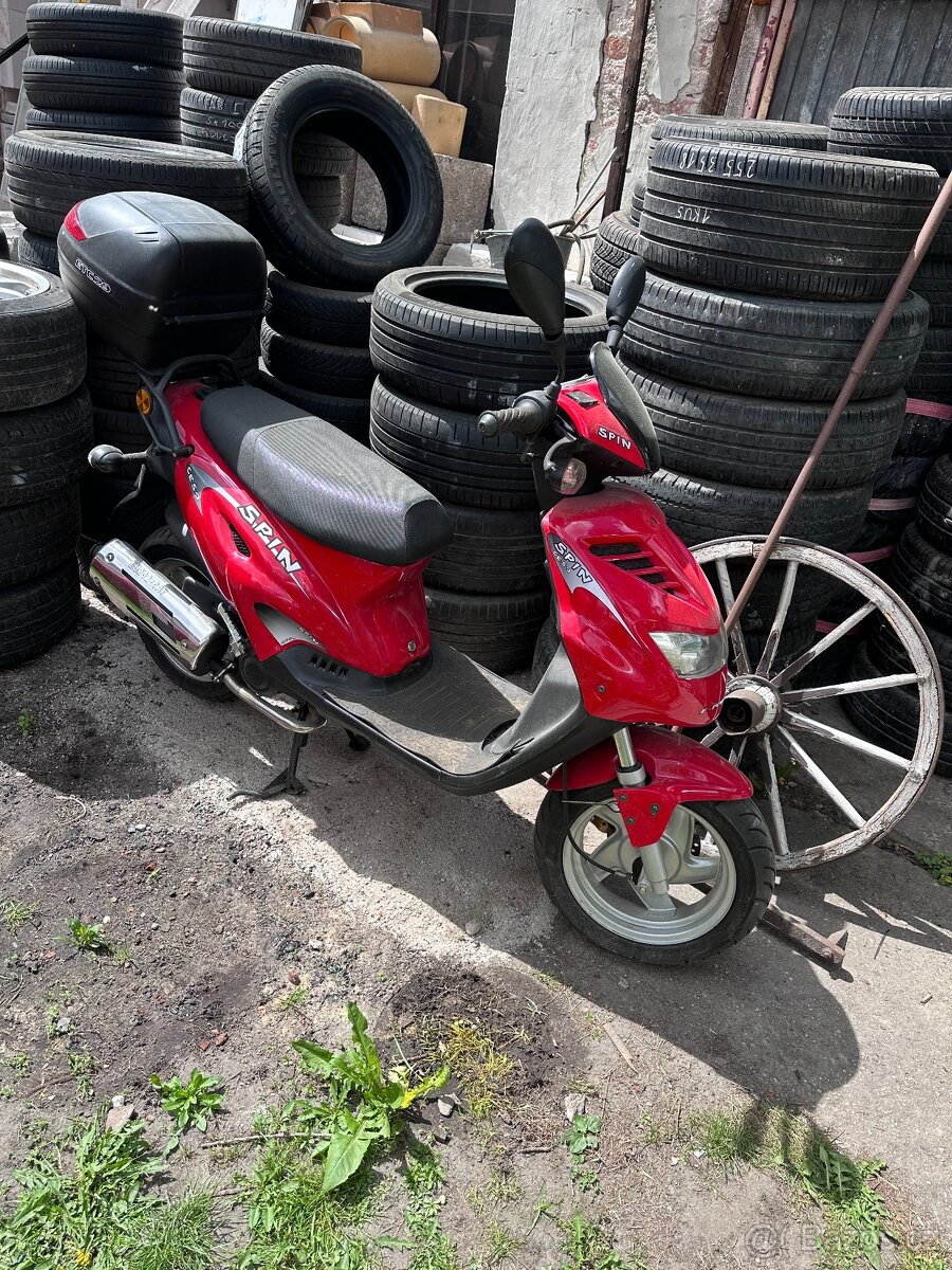 Skůtr Explorer 50ccm bez papírů 3400NAJETO