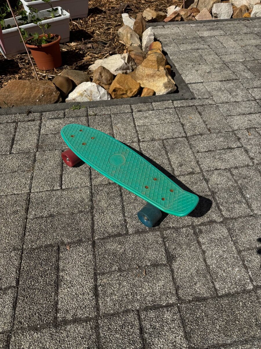 Prodám pennyboard s barevnýma kolečkama