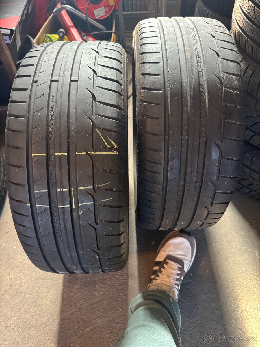 225/40R18