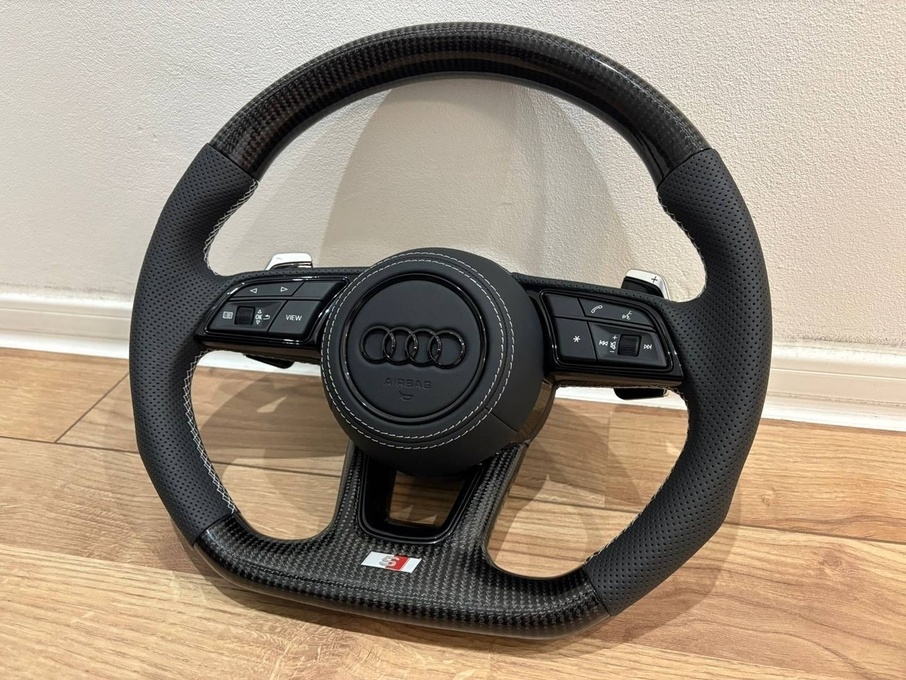 AUDI VOLANT KARBON - PERFOROVANA KOŽA - BIELE ŠITIE