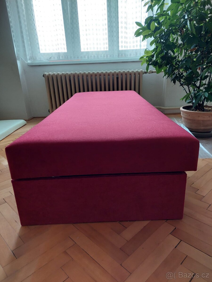 Válenda s úložným prostorem