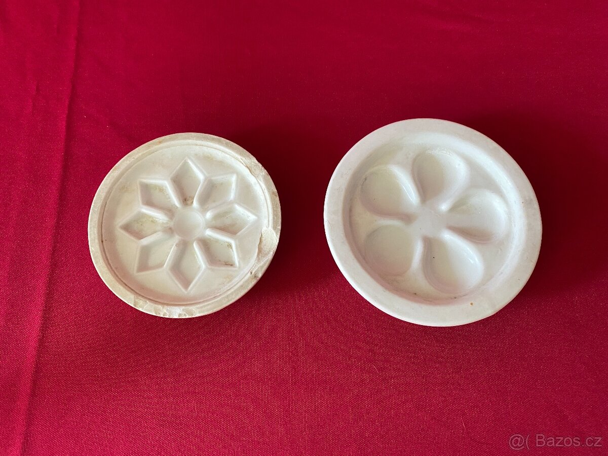 pivní půllitr starý porcelánový podtácek pod pivo láhev